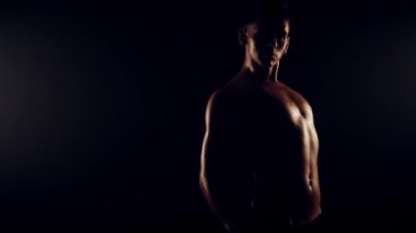 Seksi erkek siyah arka plan üzerinde dans ediyor