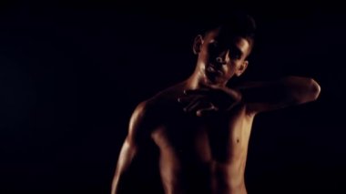 Seksi erkek siyah arka plan üzerinde dans ediyor