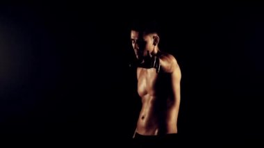 Seksi erkek siyah arka plan üzerinde dans ediyor