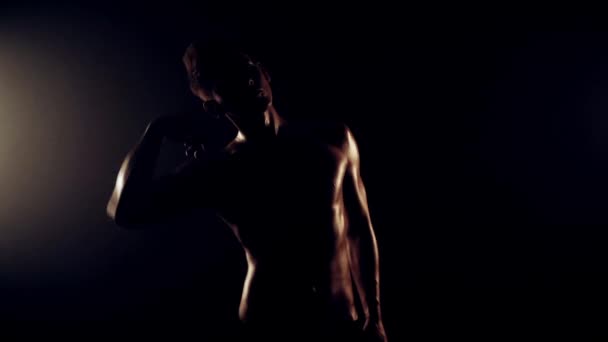 Sexy homme danse sur fond noir — Video