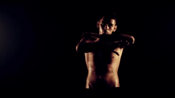 Сексуальный мужчина танцует на черном фоне — стоковое видео