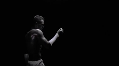 Seksi adam dans ediyor