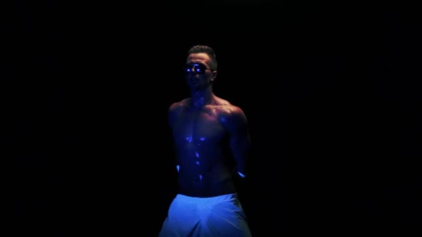 Sexy homme danse — Video