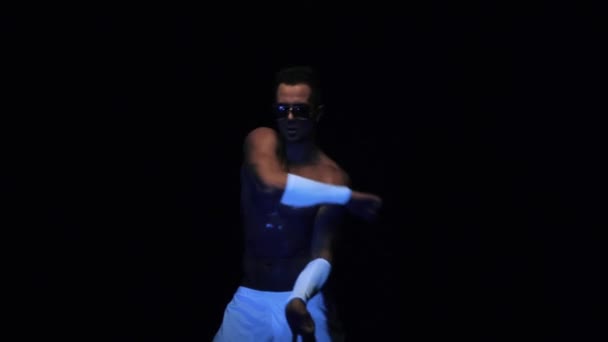 Seksowny Mężczyzna tańczy — Wideo stockowe