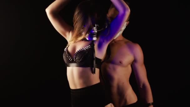 Erkek ve kadın kafatası maskeli dans — Stok video