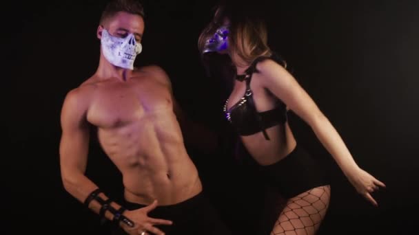 Man en vrouw dansen in schedel maskers — Stockvideo