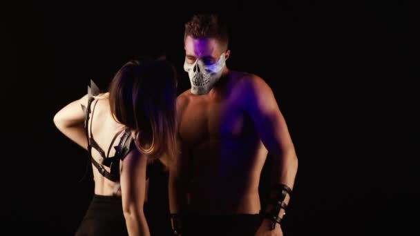 Muž a žena tanec v maskách lebka — Stock video