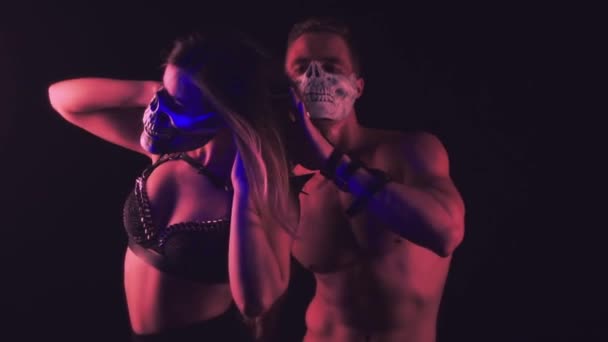 Άνδρας και γυναίκα χορεύει στο κρανίο μάσκες — Αρχείο Βίντεο