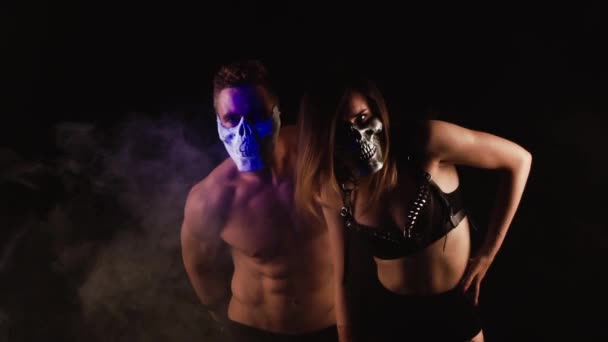 Hombre y mujer bailando con máscaras de cráneo — Vídeo de stock