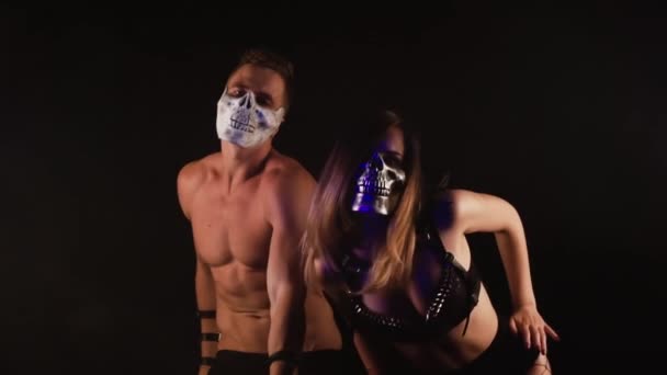 Άνδρας και γυναίκα χορεύει στο κρανίο μάσκες — Αρχείο Βίντεο
