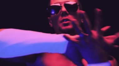 Seksi adam dans ediyor ve ekranın eliyle kapatır