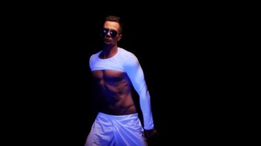 Seksi adam dans ediyor