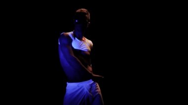 Seksi adam dans ediyor