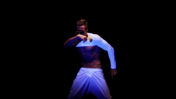 Sexy Mann tanzt — Stockvideo