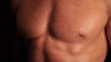 Siyah arka plan üzerine erkek vücut