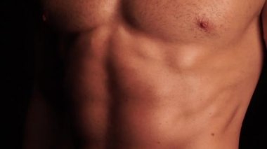 Siyah arka plan üzerine erkek vücut