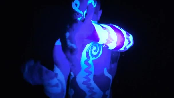 Hombre pintado en pintura ultravioleta — Vídeos de Stock
