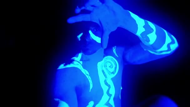 Человек, нарисованный ультрафиолетовой краской — стоковое видео
