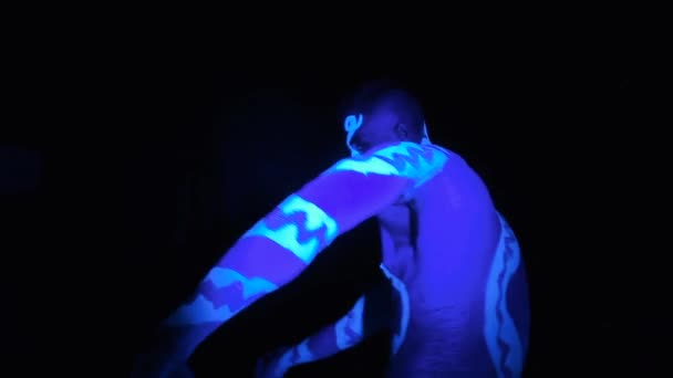 Man geschilderd in ultraviolette verf — Stockvideo
