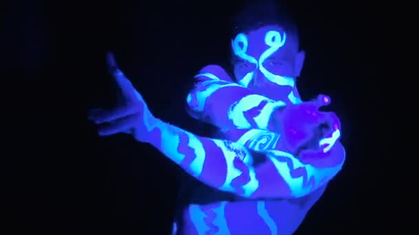 Homme peint en peinture ultraviolette — Video