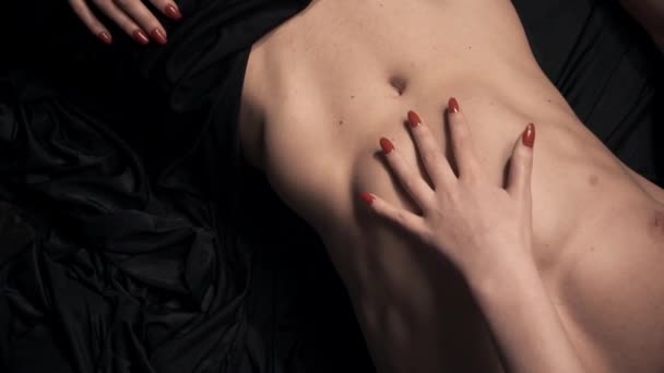 Las manos femeninas en un cuerpo masculino sexy — Vídeo de stock