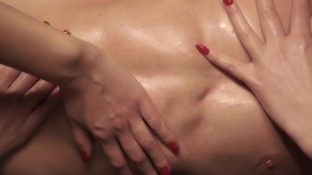 Weibliche Hände auf einem sexy männlichen Körper — Stockvideo