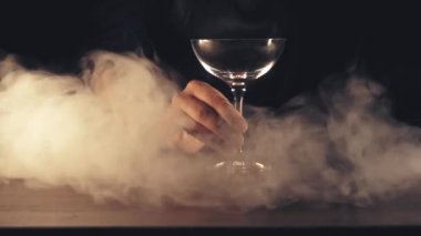 Barmen bir kokteyl hazırlar