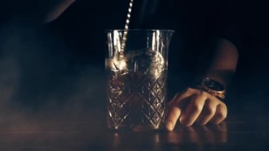 Barmen bir kokteyl hazırlar