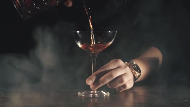 Barman make a cocktail — Stock Video