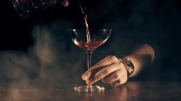 Barman fare un cocktail — Video Stock