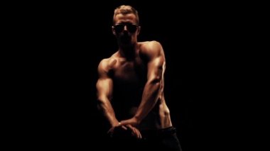 Adam siyah arka plan üzerine poz