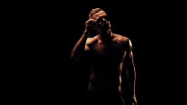 Adam siyah arka plan üzerine poz