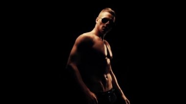 Adam siyah arka plan üzerine poz