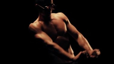 Adam siyah arka plan üzerine poz