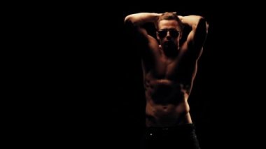 Adam siyah arka plan üzerine poz