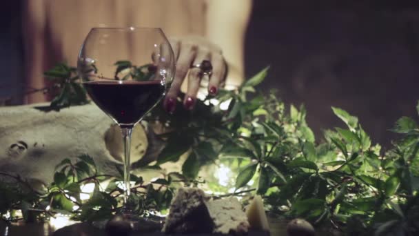Красное вино в стакане — стоковое видео