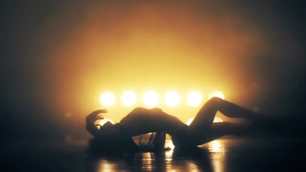 Sylwetka tańczącej kobiety w dymie — Wideo stockowe