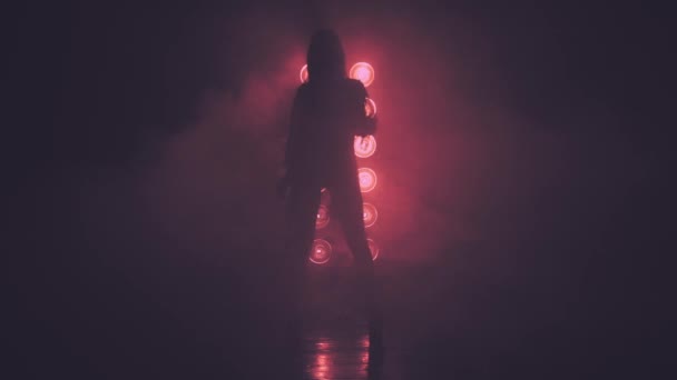 Силуэт танцовщицы в дыму — стоковое видео