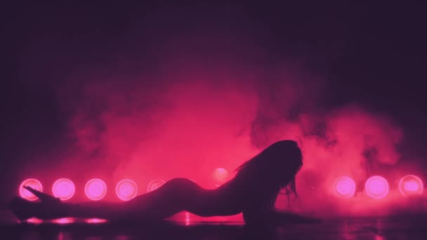 Silhouette de femme dansante en fumée — Video