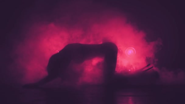 A táncoló nő sziluettje füstben — Stock videók