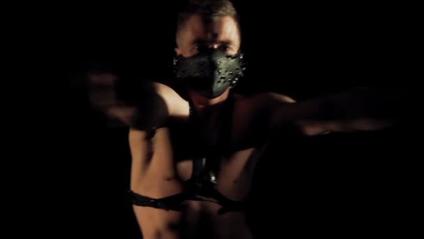 Man in een masker dans — Stockvideo