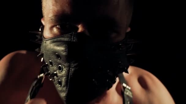 Mannen i en maskdans — Stockvideo