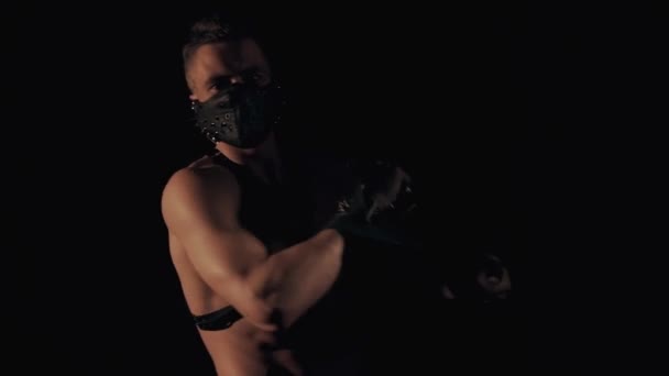 Homme dans un masque danse — Video