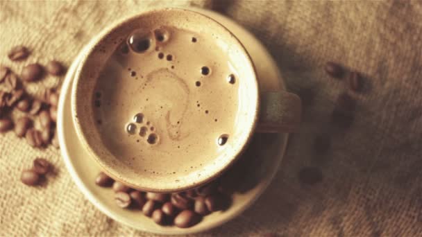 Secangkir offee dengan biji kopi — Stok Video