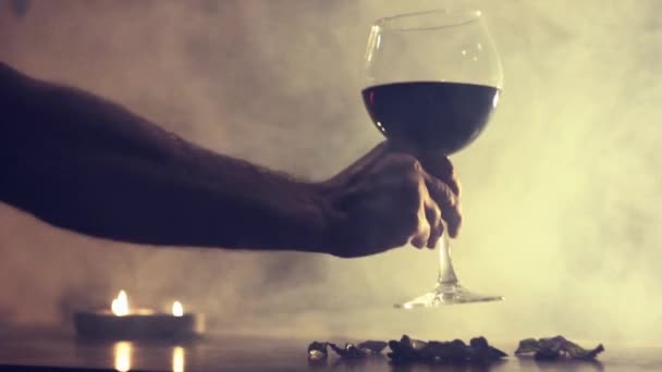 Vinho tinto em vidro em fundo de fumaça — Vídeo de Stock