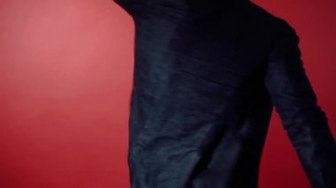 Cinsel adam dans kırmızı zemin üzerine