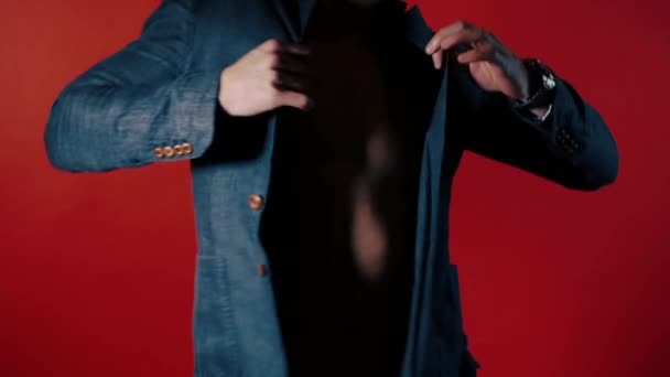Сексуальний чоловік танцює на червоному тлі — стокове відео