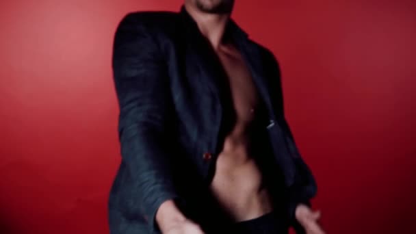Sexuelle Mann Tanz auf rotem Hintergrund — Stockvideo