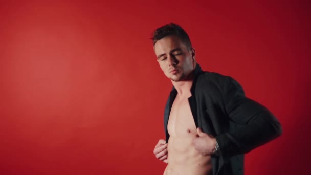Sexuelle Mann Tanz auf rotem Hintergrund — Stockvideo