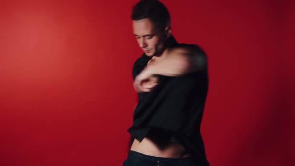 Homme sexuel danse sur fond rouge — Video